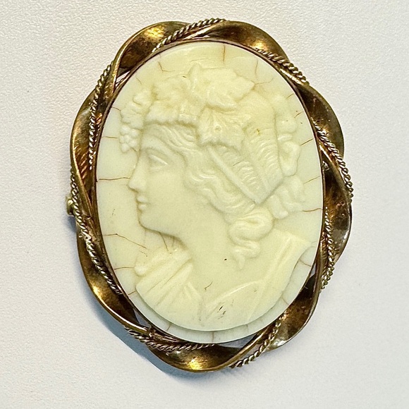 Antique Victorian Cameo Brooch - Picture 1 of 6